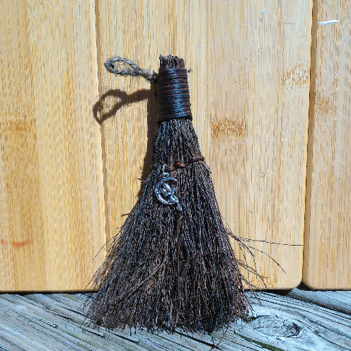 Witchy broom with faerie charm -  Majix Dragon