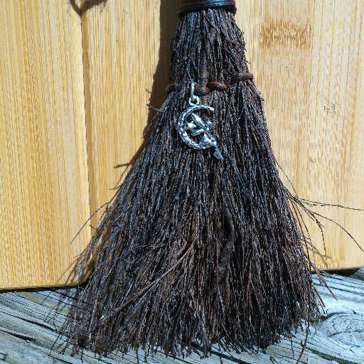 Witchy broom with faerie charm -  Majix Dragon