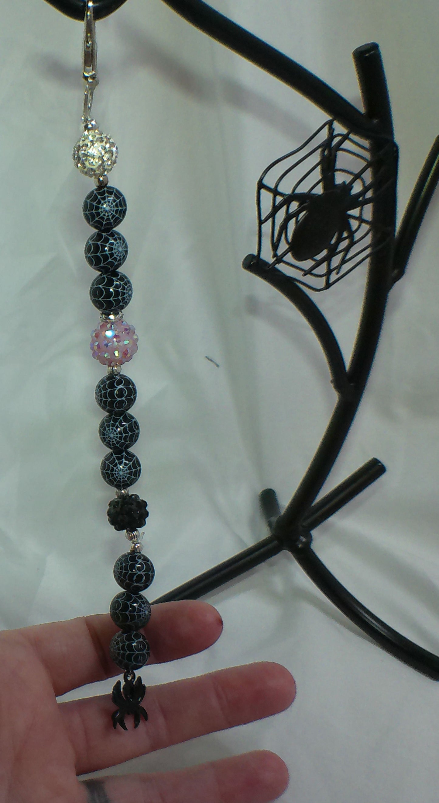 Keychain with black spider charm and web beads -  Majix Dragon